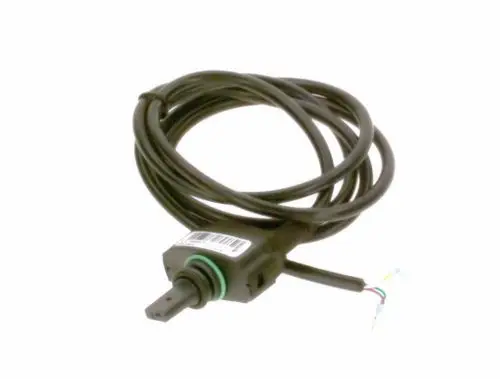 Sensor mit einem Kabel, hergestellt von Bosch. Der Stecker ist schwarz, mit einem grünen Ring und mehreren freiliegenden Drähten am Ende.
